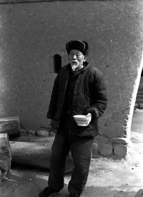 农村吃饭老照片,瞬间刷爆朋友圈!