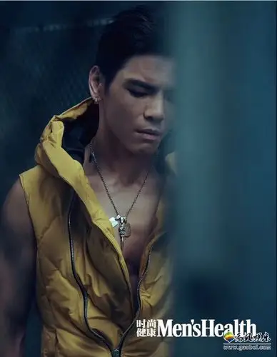 向佐登上某杂志2月刊封面完美腹肌和好身材一览无遗散发出成熟魅力