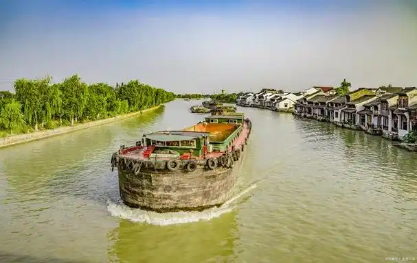 盐城是江苏省东北部的一个美丽城市,拥有丰富的自然景观和历史文化.