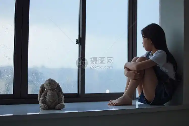孤单的小女孩看着窗外