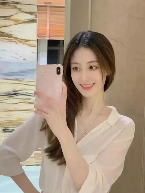 五官清秀 颜值出众的小姐姐自拍美图分享