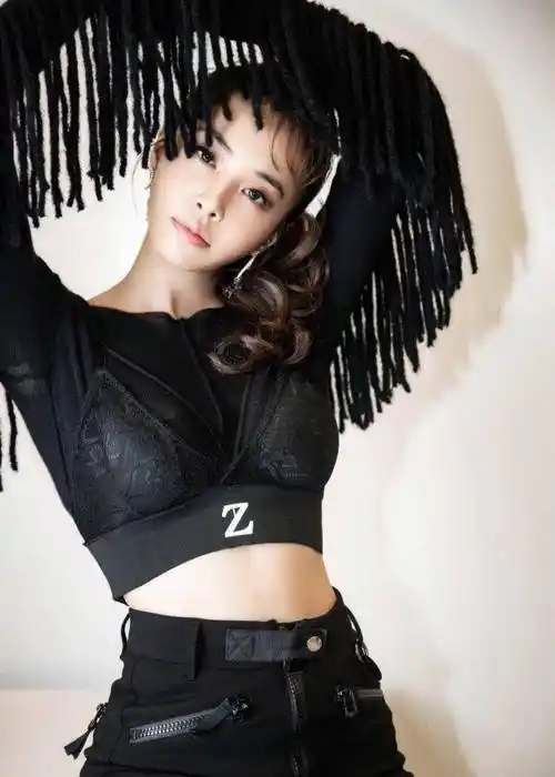 蔡依林最新造型人人夸,被赞会穿又显高网友:你有眼光_小脚_流苏_的