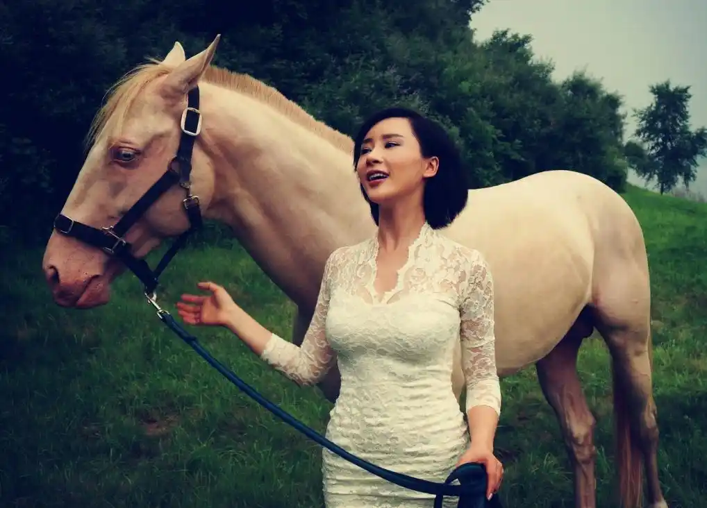 杨舒婷在《傻春》剧中饰演六妹,她鲜艳的造型成了片中的时尚代表