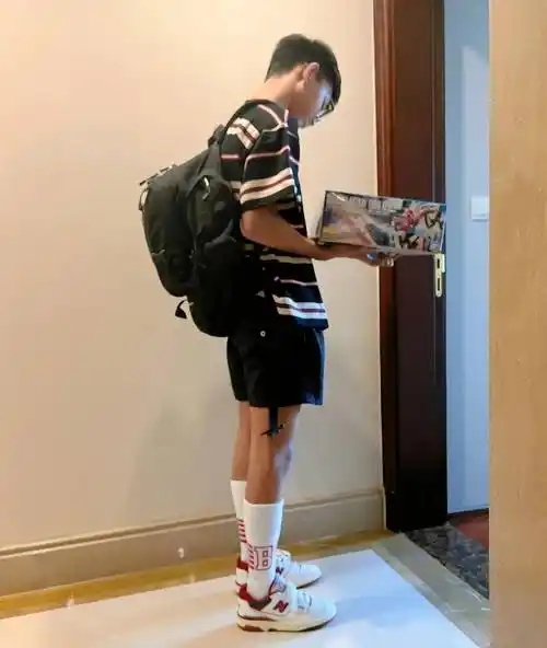 白百何虽然表面上在吐槽儿子只是拿个东西没必要穿这么帅,但从她专门