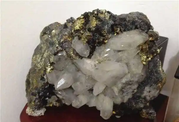 可是今天我们所说的是块"黑石头",它的样貌比起玉石来可谓是奇丑无比