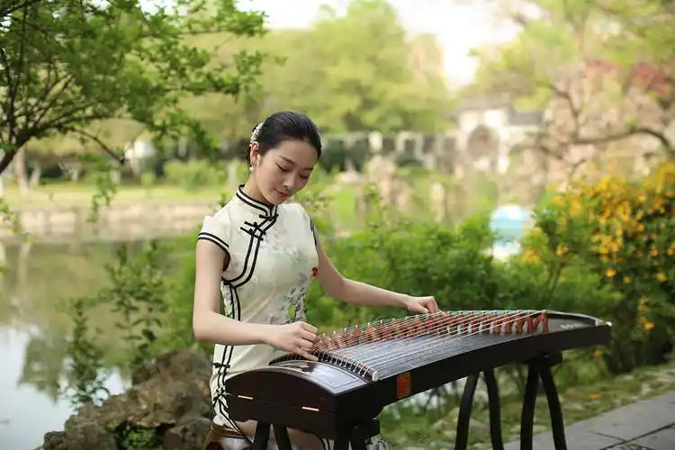 古筝弹奏容易上手,轻松培养女神气质