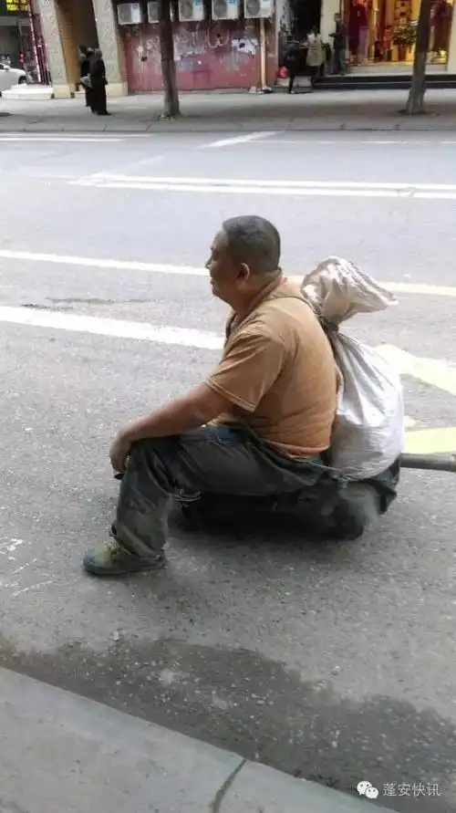 街头以滑板代替双脚的流浪汉