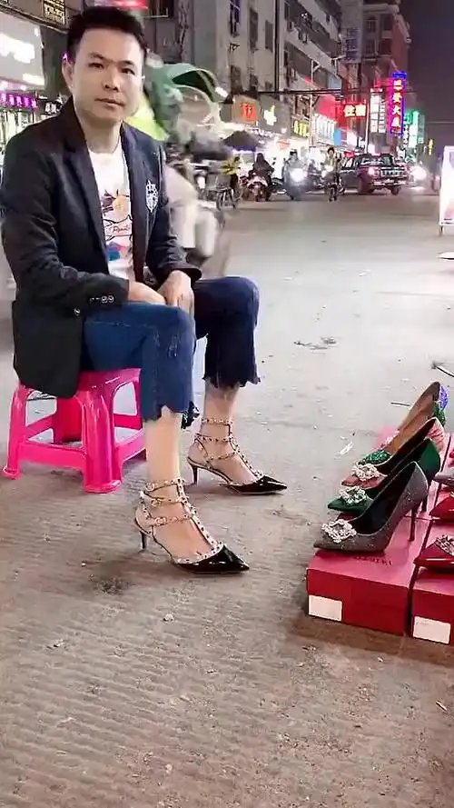 街边一位卖高跟鞋的男人,感觉他穿起来是真的自信又好看