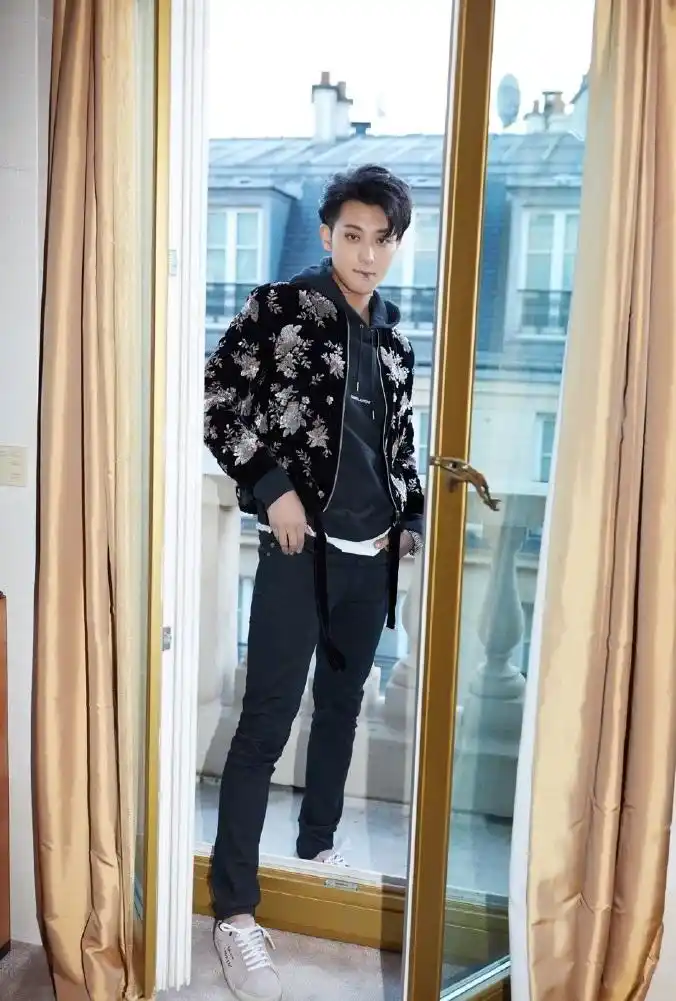 黄子韬丝绒绣花夹克帅气爆棚,看到这"美景"心情都会变好