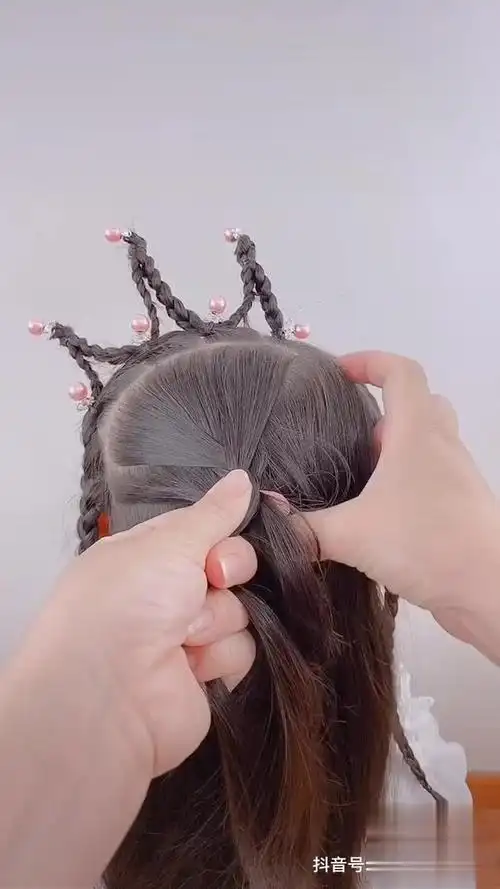 儿童编发教程 我要上热门 公主自戴皇冠发型-时尚视频-搜狐视频