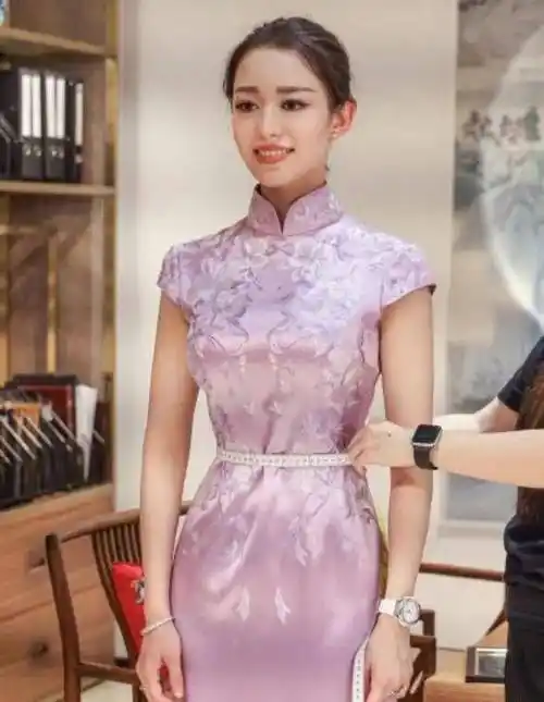 "中国媳妇"只服吉娜!看她穿起古典旗袍后,凹凸身材比例太圈粉!