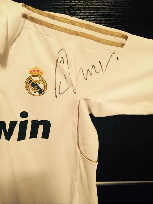 出售c罗亲笔签名球衣一件