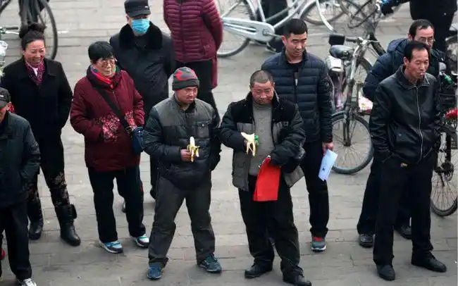 过年怪象:有钱人低调,穷人却在"炫富",老农解释了3句话!