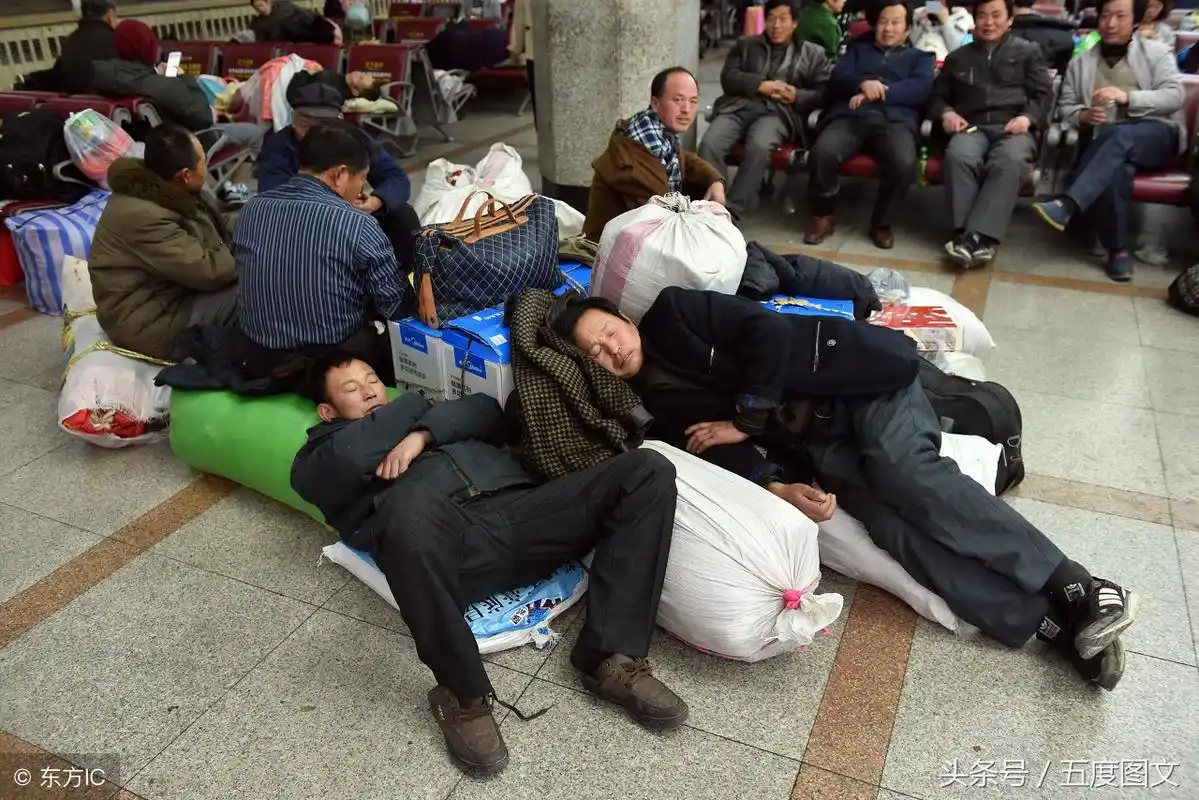 是一组民工累了休息时的图集,6张照片展现民工无惧苦累辛苦挣钱的疲惫