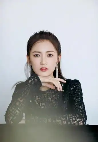 人气女星陈钰琪黑色镂空裙写真大片