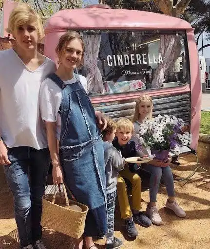 38岁lv太子妃罕见短发亮相!18岁大儿子比自己都高,同框像姐弟啊