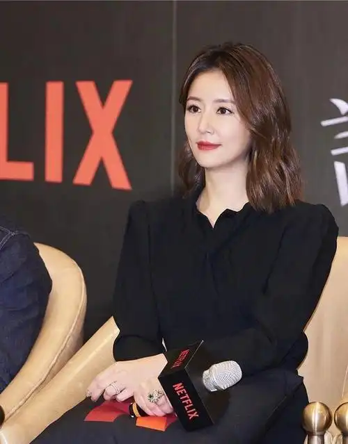 被林心如惊艳了!穿二分裙 丝袜 泡面头亮相,怕走光要用抱枕挡住