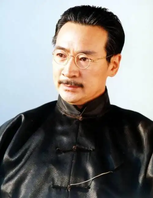 寇振海院内耍棍不输少年,"老来子"称其简朴,袜子破了舍不得扔