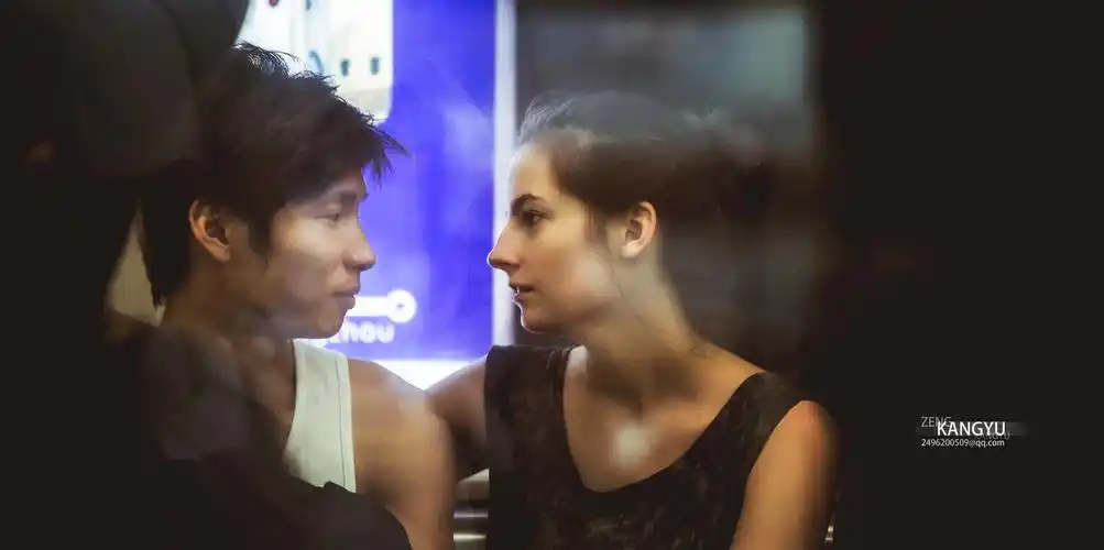 地铁上对视的情侣