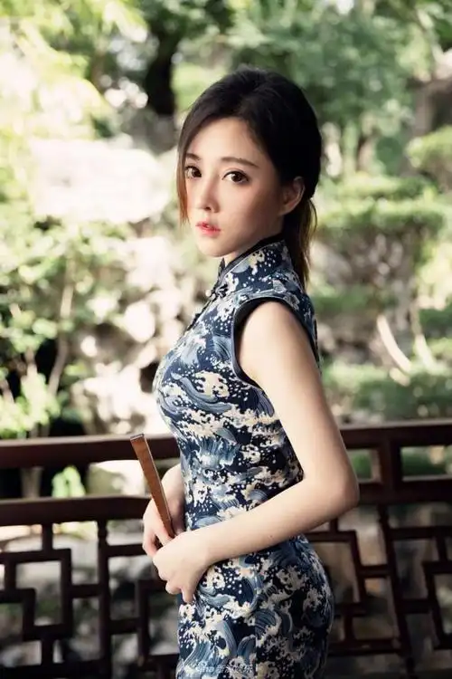 网红主播冯提莫曝旗袍写真 娇小玲珑很是别致