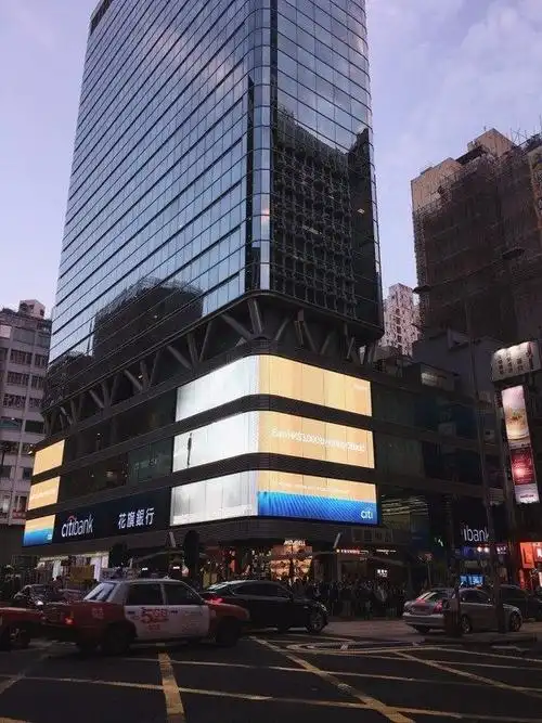 香港的湾仔区,是住宅区,也是商业区,有着悠久历史,人口密集,市场繁荣