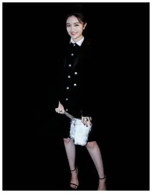 有种高跟鞋叫李兰迪的高跟鞋,脚背跟地面成80度,常人不敢试