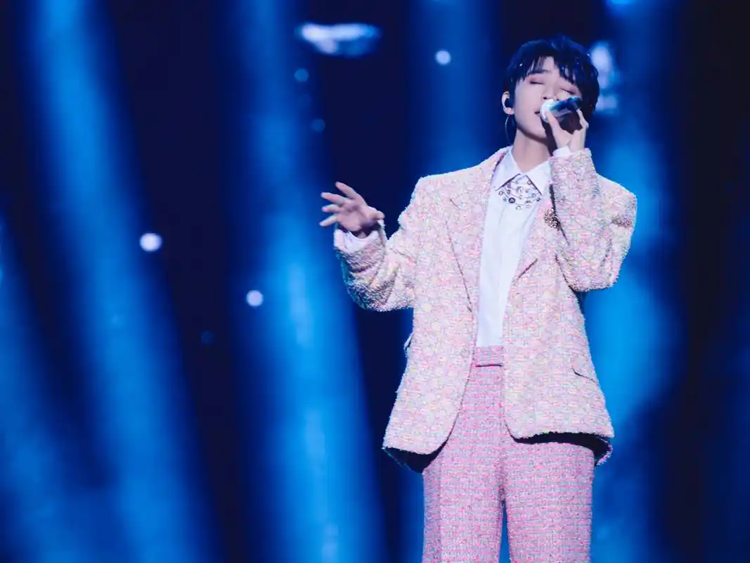 王俊凯#tfboys十年之约演唱会# 星河环绕,坠入满目浩瀚的银河之中做