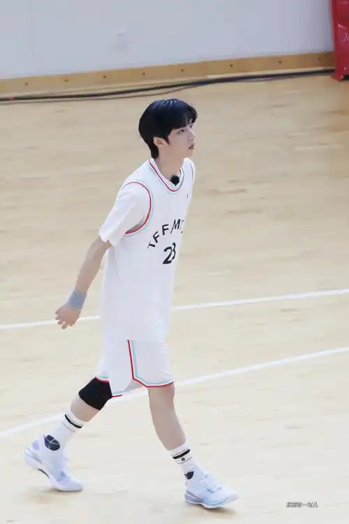 校园里有这样的篮球队长我会在看台喊破嗓子91@时代少年团-刘耀文