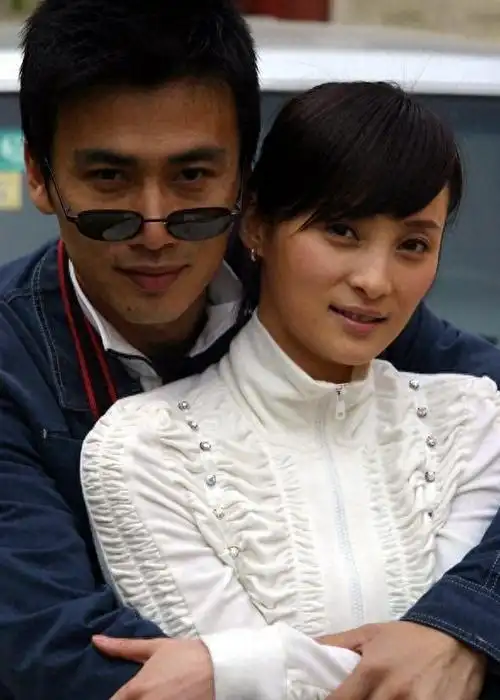 知名演员柳云龙和他的原配妻子徐欣的离婚事件,在8月22日引起了娱乐圈