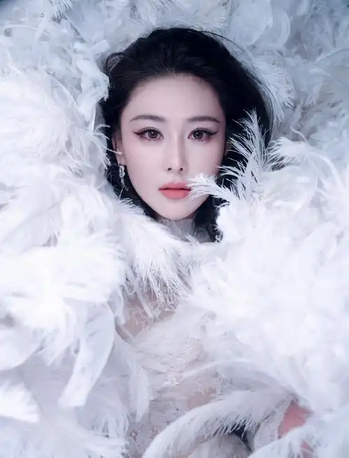 张馨予出席elle风尚大典红毯张馨予身穿半透视蕾丝连衣裙搭配三米长