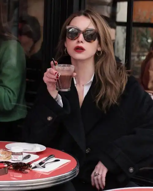 她的穿衣风格大方得体,展现出别具一格的巴黎气质,将法国女人的慵懒