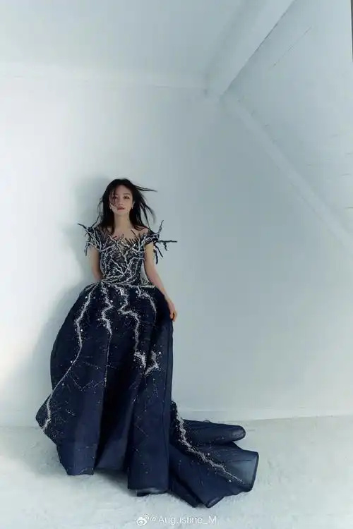 李兰迪一袭ziad nakad高级定制蓝色礼服出席微博之夜,冬日里的深海