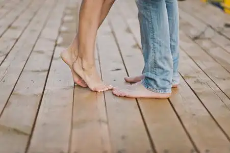 脚尖的女孩女孩踮起脚尖站起来亲吻6551照片