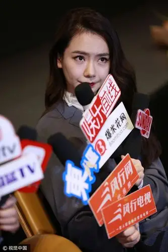 戚薇广州宣传新片大秀美腿受采访俏皮可爱心情好