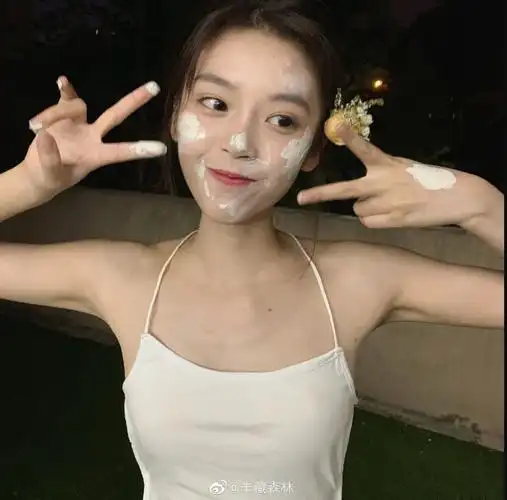 茶艺鼻祖半藏森林晒火辣紧身泳衣照王思聪评论真不怪刘阳