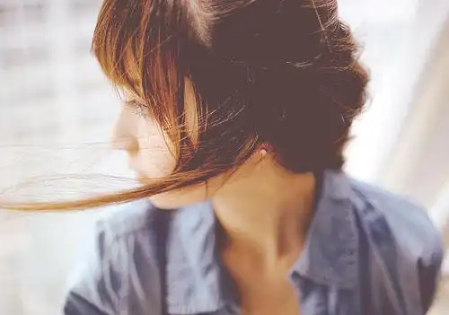 低头沉思的美丽女生小清新女生图片 -小清新-唯美图片大全