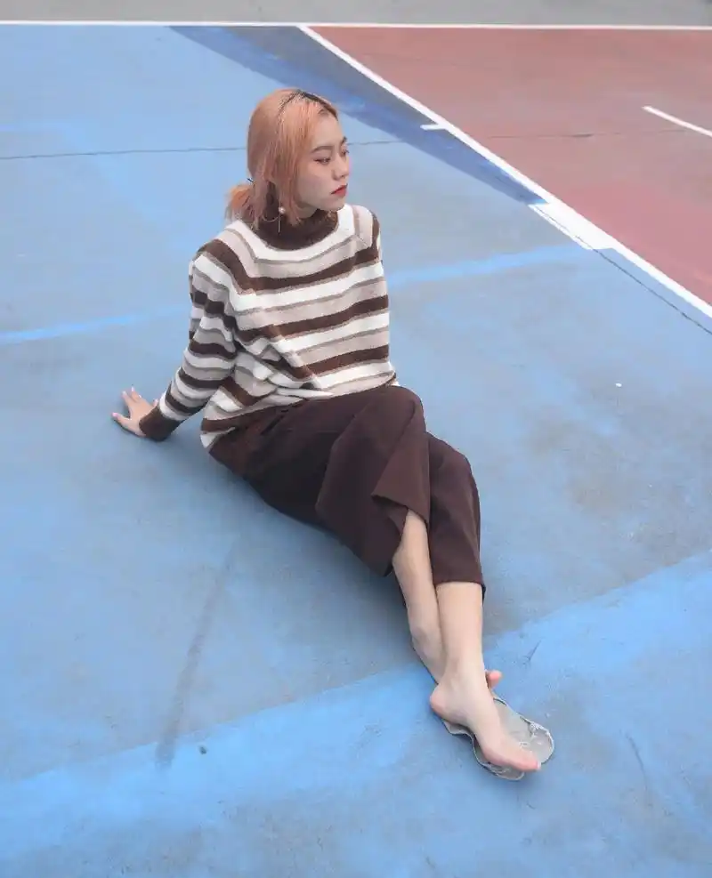 女生在球场光脚自拍也是很甜的呀!# - 抖音