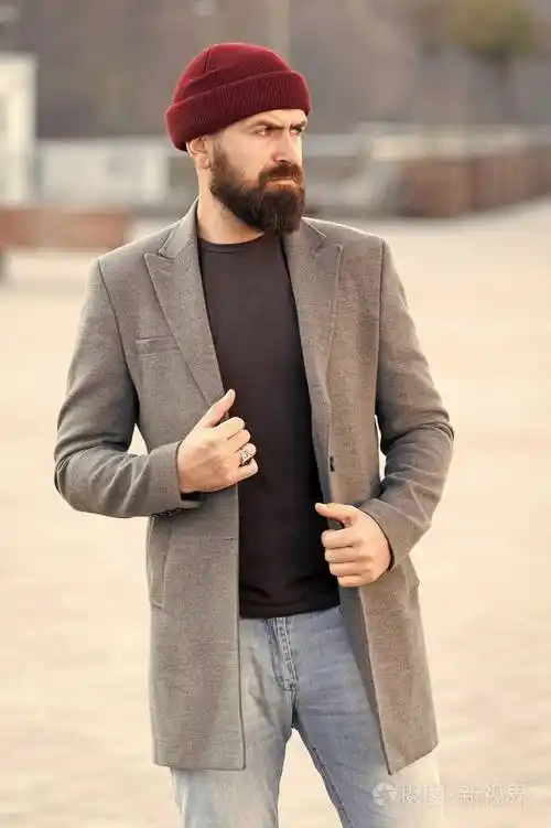 男人胡子时髦时髦的外套和帽子.穿着舒适.达到理想的配合.