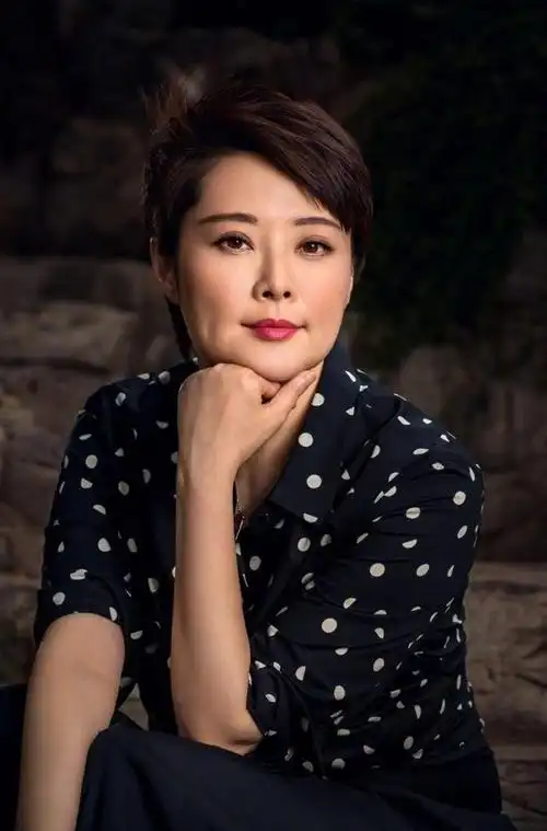 袁立为啥总被孤立一条最新求助微博添了乱又得罪人