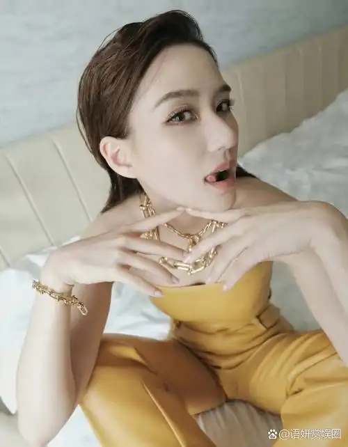 千娇百媚,俏皮灵动的何超莲,一袭黄色抹胸套装,丰腴性感的事业线,尽收