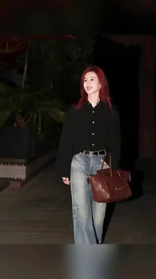 刘诗诗红发超酷,穿黑色衬衫牛仔裤,干练时髦!