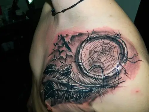 男生胸口上黑灰素描点刺技巧捕梦网和羽毛纹身图案