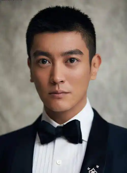 杜江全家走红毯,霍思燕一袭红色斗篷裙为老公助阵,嗯哼变消防员_电影