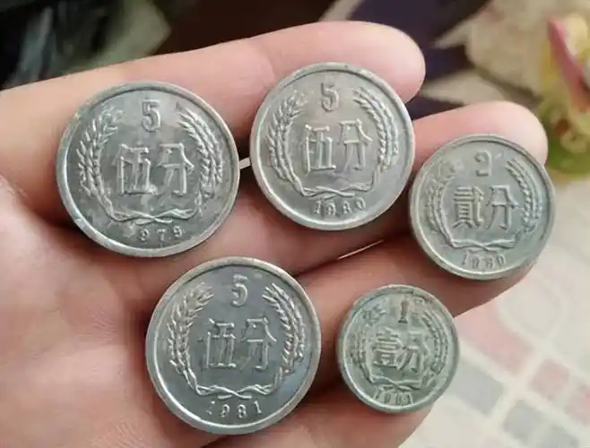 它们一般按重量出售,大约100元人民币可以购买一斤硬分币,而一斤约含
