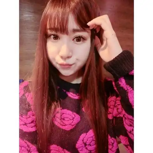 大眼睛高鼻梁,长得还可以.算好女孩吗?人品好吗?