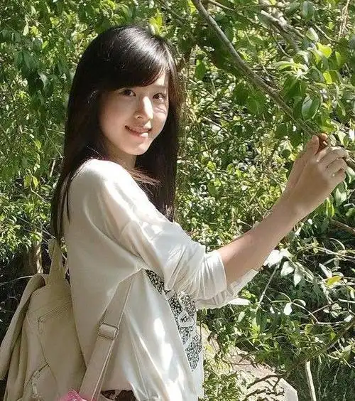 照片中的这位美女是清华大学的学生,而且还是校花级别的存在,从照片中