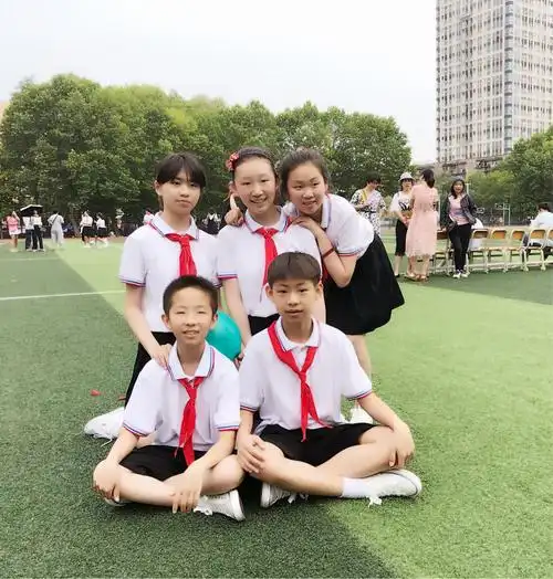 的全身心的付出和培养,使孩子们健康快乐的成长,学生们深深的爱着恩师