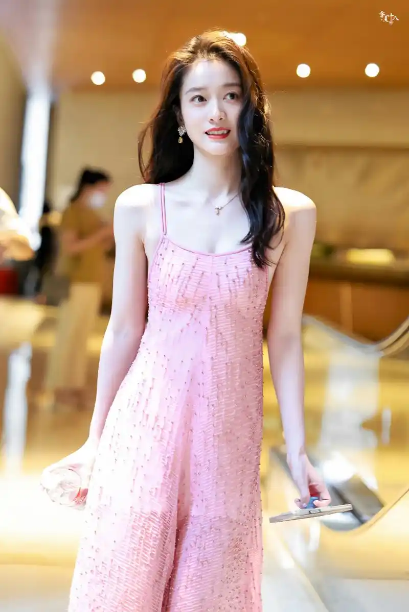 张雪迎樱花粉吊带裙,好精致的一张脸. #美女