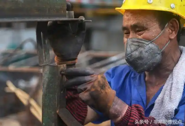 高温下农民工辛苦劳作,钢筋工,木工一天工资200多,一天要喝6000毫升水