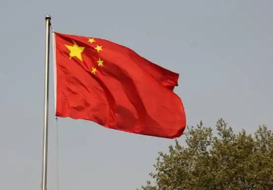 初中国旗下的讲话稿:《感受幸福》(2篇)